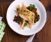 Zanderfilet auf Balsamico-Linsen und Schwarzwurzeln