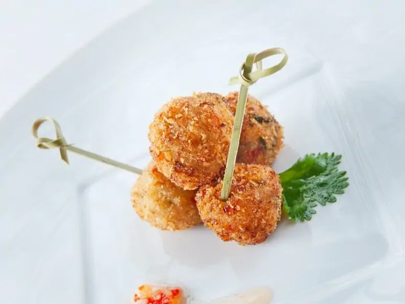 Garnelenbällchen mit Chilidip