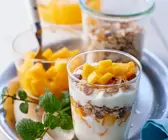 Müsli mit Joghurt und Mango