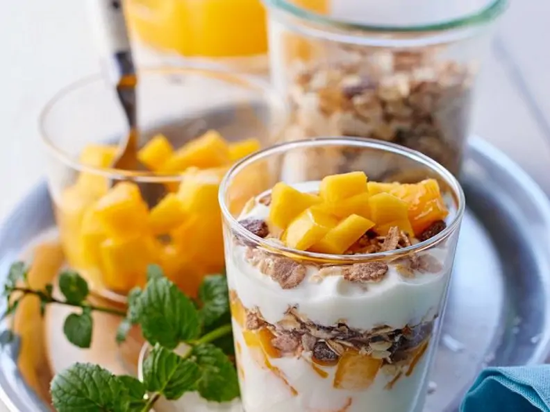 Müsli mit Joghurt und Mango