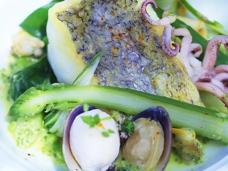 Seehechtfilet mit Muscheln und Spargel