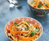 Asiatischer Nudelsalat mit Möhren, Koriander und Erdnüssen