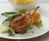Entenkeule mit Wirsing und Wein-Sahnesoße