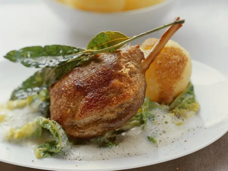 Entenkeule mit Wirsing und Wein-Sahnesoße
