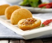 Frittierte Kartoffelklößchen mit Fleischfüllung