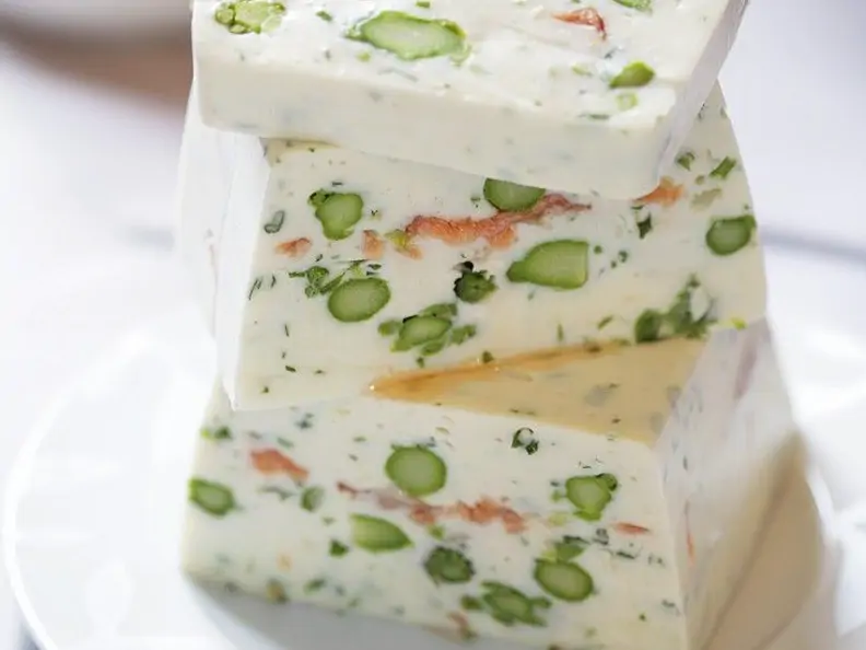 Frischkäseterrine mit Spargel und Lachs