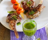 Lammchops vom Grill mit Pesto und Tomatenspießen