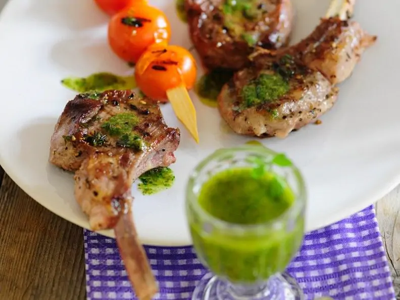 Lammchops vom Grill mit Pesto und Tomatenspießen
