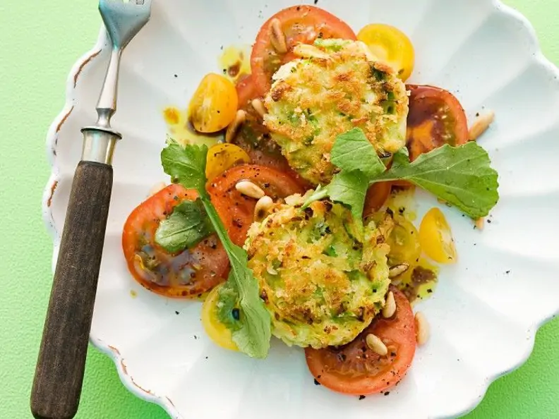 Kartoffel-Spargelpuffer mit Tomaten
