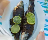 Fisch in Weinblättern gegrillt