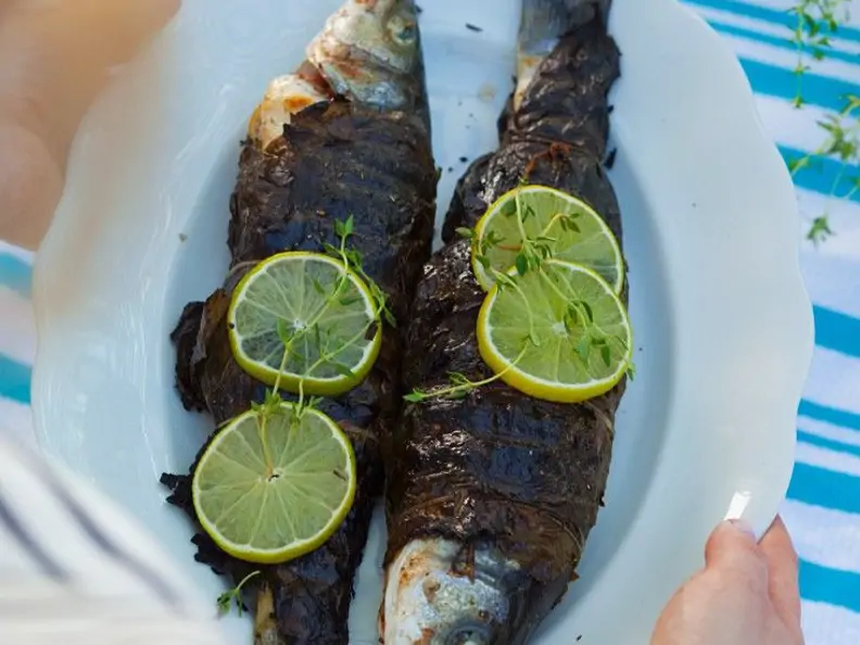 Fisch in Weinblättern gegrillt