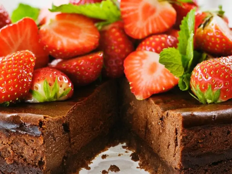 Schoko-Käsekuchen mit Erdbeeren