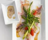 Pescaccio mit Spargel und Tomate