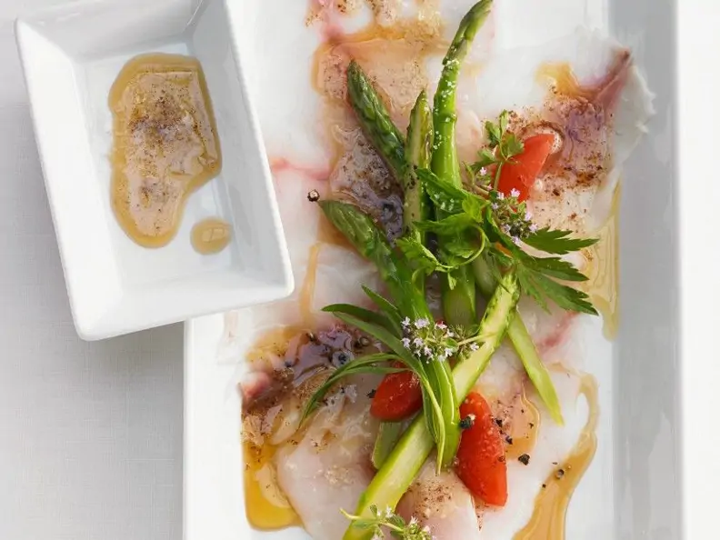 Pescaccio mit Spargel und Tomate