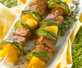 Rinderfilet mit Gemüse auf Spießen