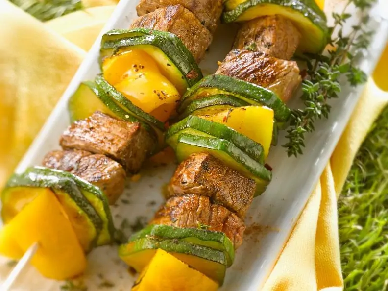 Rinderfilet mit Gemüse auf Spießen