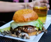 Cheeseburger mit Pilzen