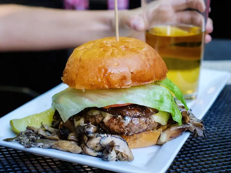 Cheeseburger mit Pilzen
