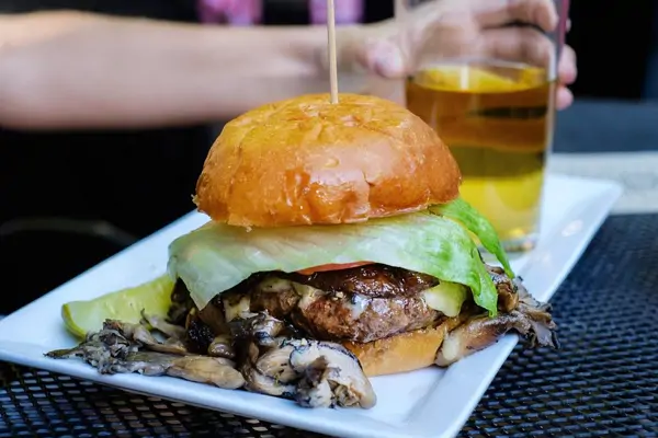 Cheeseburger mit Pilzen
