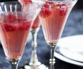 Champagner mit Himbeeren