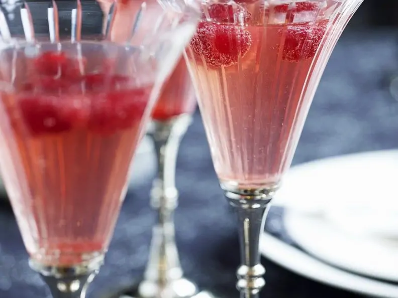 Champagner mit Himbeeren
