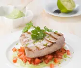 Kurzgebratener Thunfisch auf Avocado-Tomaten-Bett