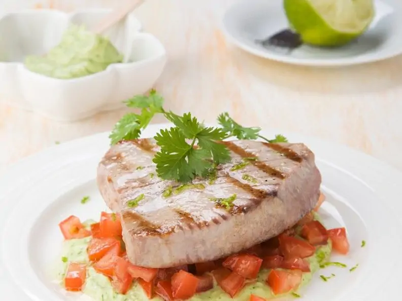 Kurzgebratener Thunfisch auf Avocado-Tomaten-Bett