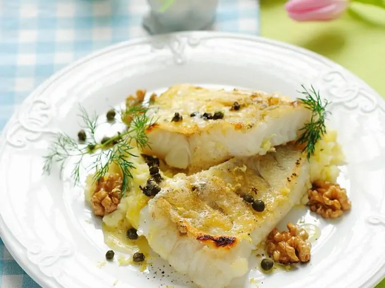 Zander auf Kartoffelpüree mit Zitronen-Kapern-Butter