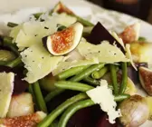 Warmer Rote Bete Salat mit Bohnen, Schalotten und Feige