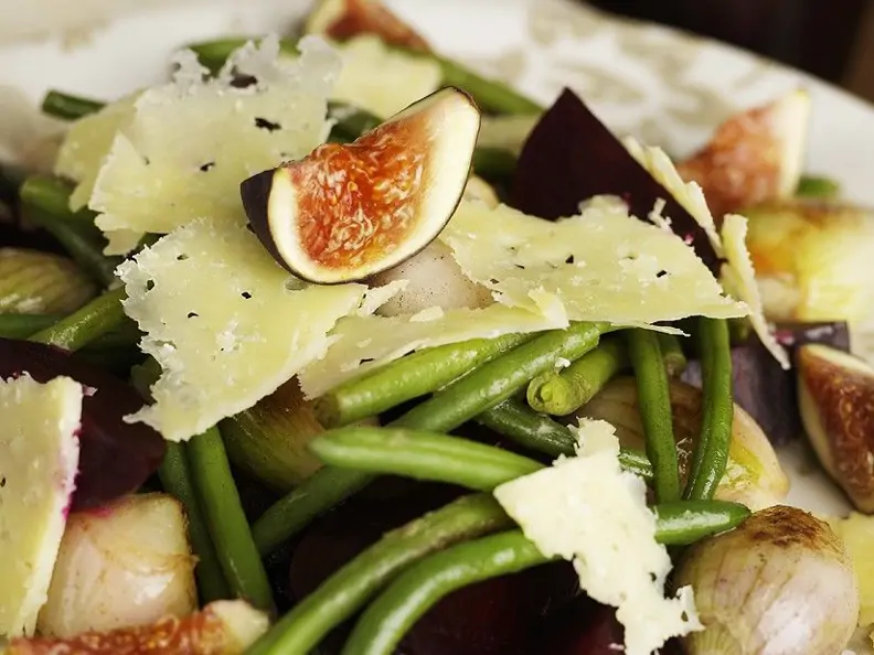Warmer Rote Bete Salat mit Bohnen, Schalotten und Feige