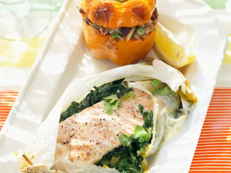 Lachs im Papier gebacken mit Paprika