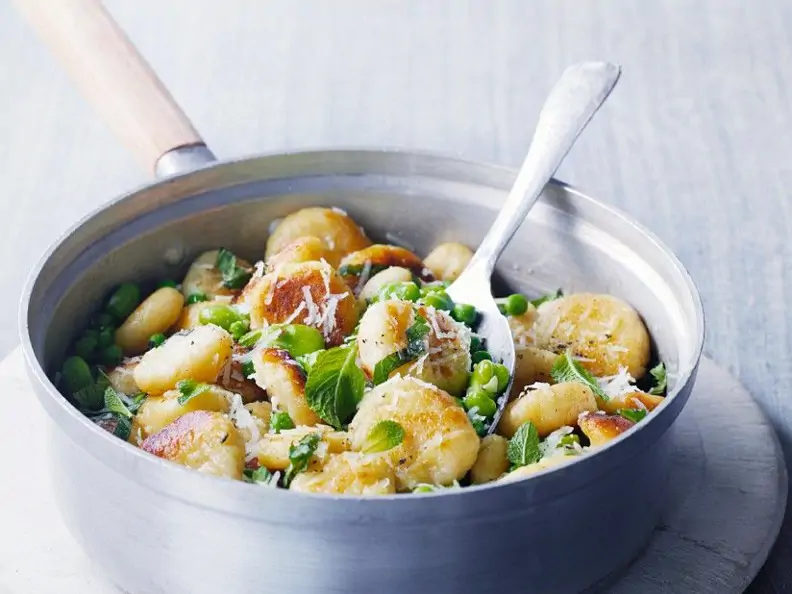 Gebratene Gnocchi mit Erbsen, Saubohnen und Minze