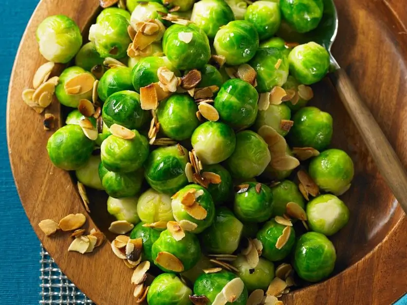 Rosenkohl-Gemüse mit Mandeln