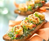 Omelettröllchen mit Rucola auf Röstbrot