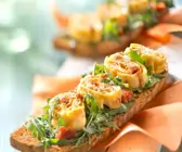 Omelettröllchen mit Rucola auf Röstbrot