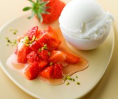 Zitronensorbet mit Erdbeeren