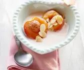 Pochierte Nektarine mit Vanille-Rosen-Sauce