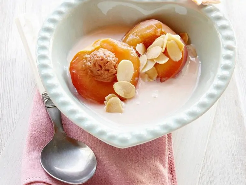 Pochierte Nektarine mit Vanille-Rosen-Sauce