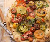 Pizza mit Tomaten