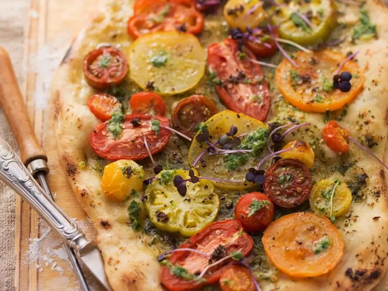 Pizza mit Tomaten