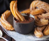 Frittiertes Spitzgebäck mit Schoko-Orangensauce