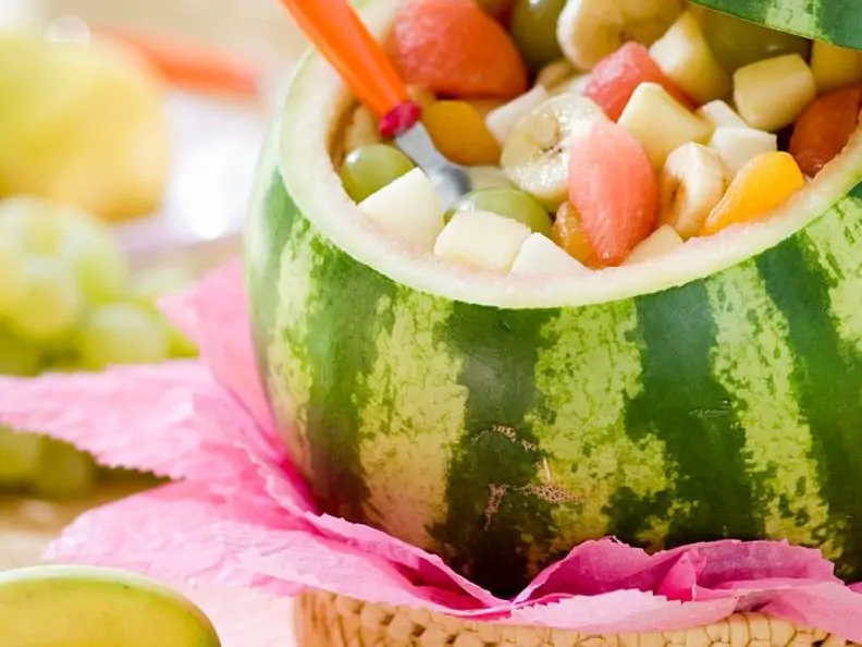 Wassermelone mit Obstsalat