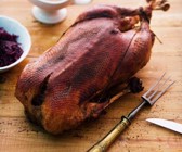 Gänsebraten mit Brotfüllung, dazu Rotkohl