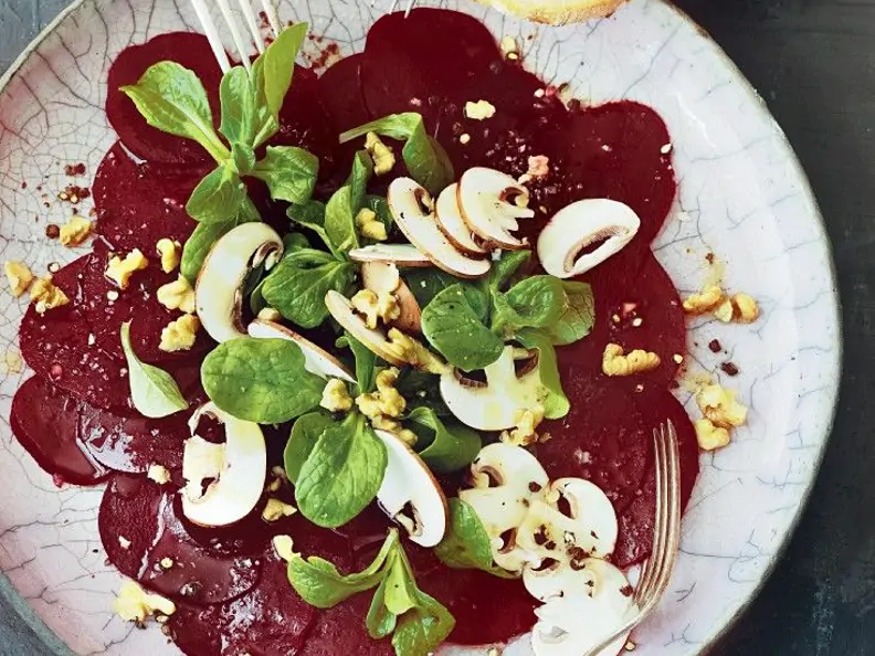 Veganes Carpaccio mit Roter Bete, Trüffel und Champignons