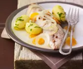 Makrele aus dem Weißweinsud mit Möhren und Kartoffeln