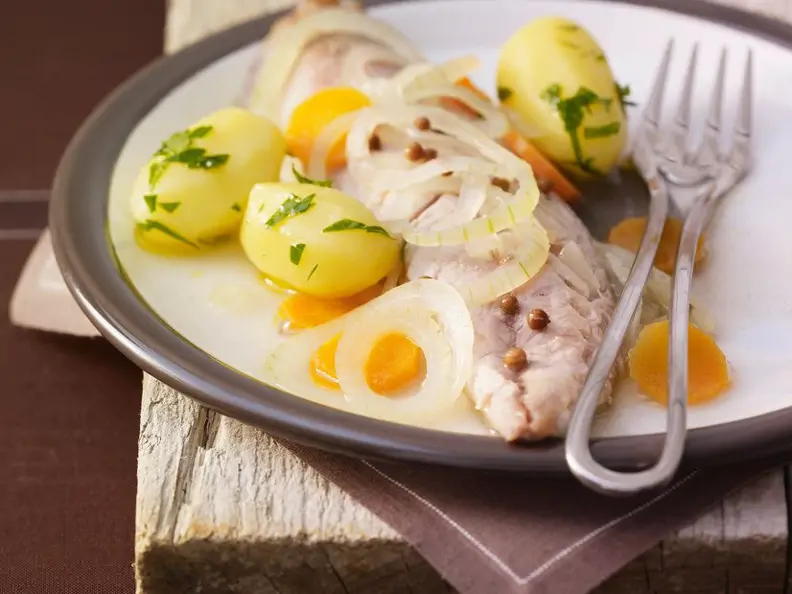 Makrele aus dem Weißweinsud mit Möhren und Kartoffeln