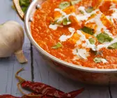 Indischer Paneer-Käse in Tomatensoße