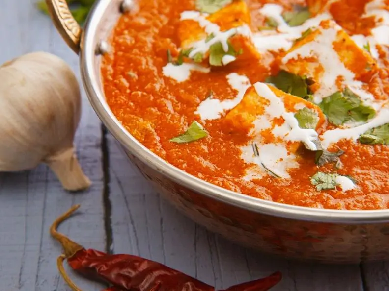 Indischer Paneer-Käse in Tomatensoße