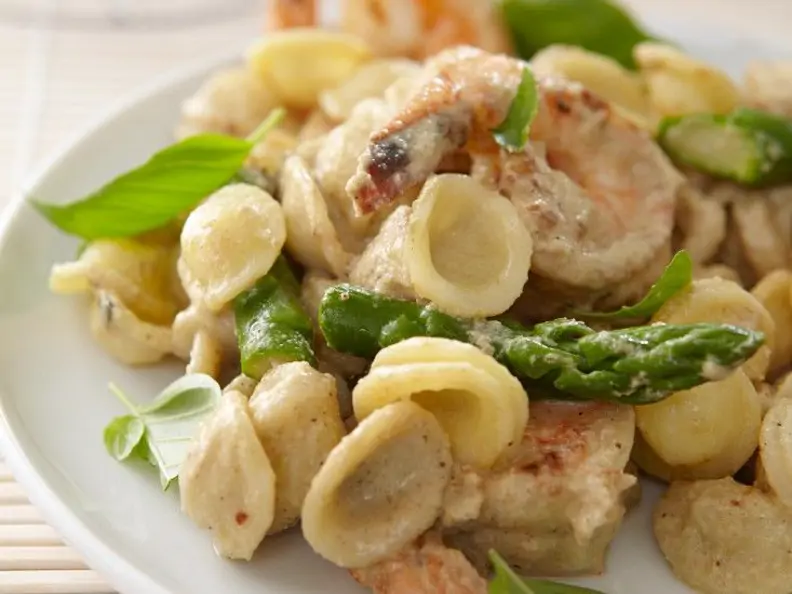 Pasta mit Shrimps und Spargel