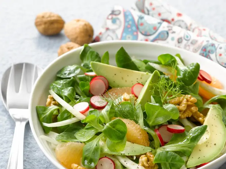 Feldsalat mit Radieschen, Avocado, Walnüssen und Fenchel